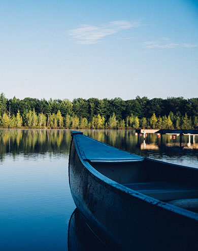 Live along the river. As you continue your stroll, soak up the scenic views and sounds along the Mississippi River. Read at the Riverside Beach, work on your rowing technique, or wait for the fish to bite.