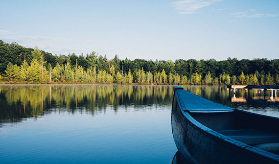 Live along the river. As you continue your stroll, soak up the scenic views and sounds along the Mississippi River. Read at the Riverside Beach, work on your rowing technique, or wait for the fish to bite.