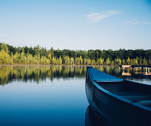 Live along the river. As you continue your stroll, soak up the scenic views and sounds along the Mississippi River. Read at the Riverside Beach, work on your rowing technique, or wait for the fish to bite.